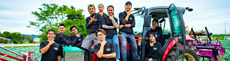 トラクター前に集まる農家の人